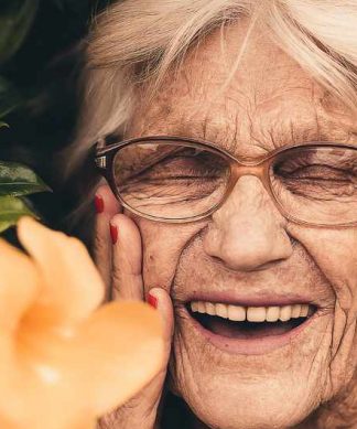 mamie au milieu des fleurs jaunes