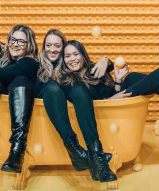 trois amies dans une baignoire jaune