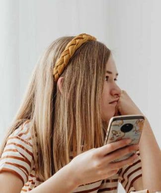 une tante et sa nièce en train de parler