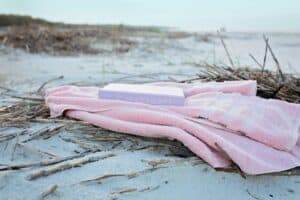 Pourquoi pas une serviette de plage personnalisée avec un texte drôle ?