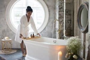 Sortie de bain pour adultes : de la serviette au plaid