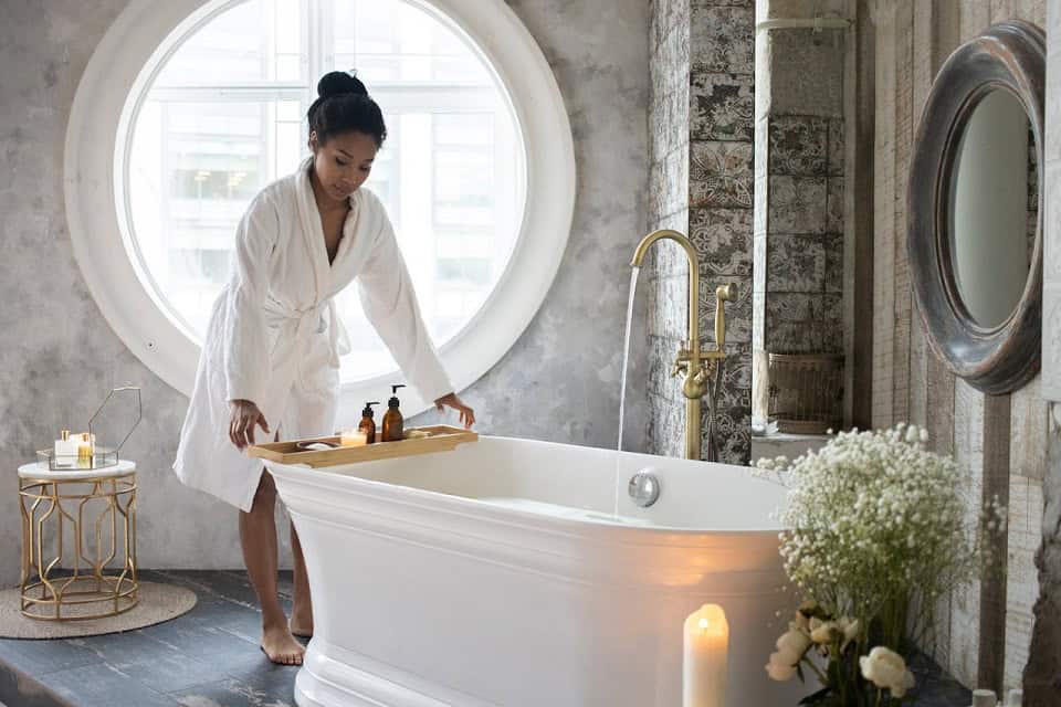 Sortie de bain pour adultes : de la serviette au plaid